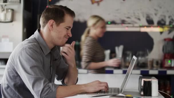 Man använder laptop i middag — Stockvideo