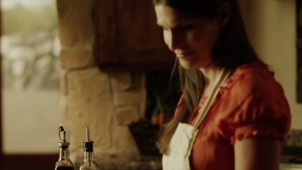 Улыбающаяся женщина на кухне — стоковое видео