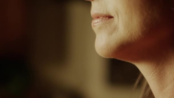 Жінка кусає шматочок огірка — стокове відео