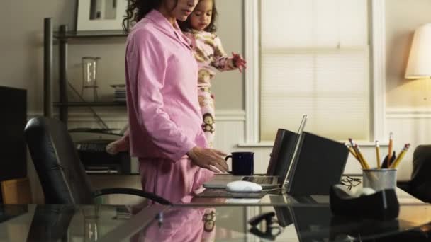 Mamma med dotter med laptop — Stockvideo