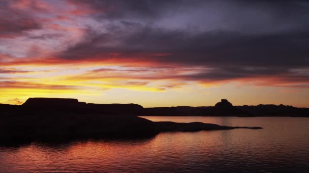 Nad jeziorem w dramatyczne niebo na zachodzie słońca — Wideo stockowe
