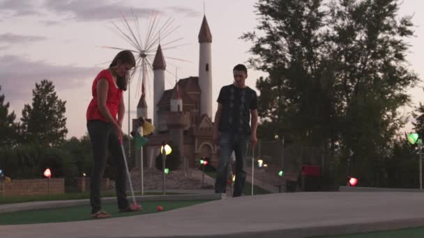 Femme mettant balle de golf — Video