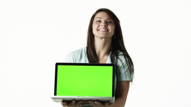 Молода жінка тримає ноутбук — стокове відео