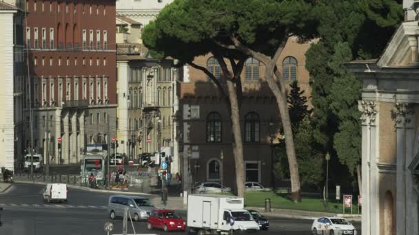 Traffico sulla trafficata strada della città — Video Stock