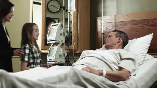 Hombre en el hospital siendo visitado por la familia — Vídeos de Stock