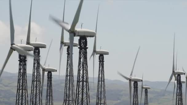 Ряд ветряных турбин — стоковое видео