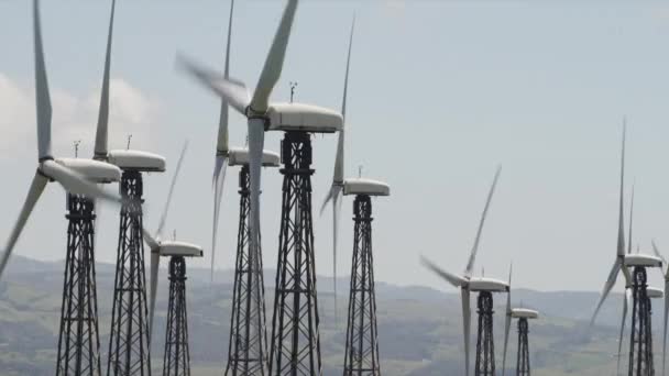 Reihe von Windrädern — Stockvideo