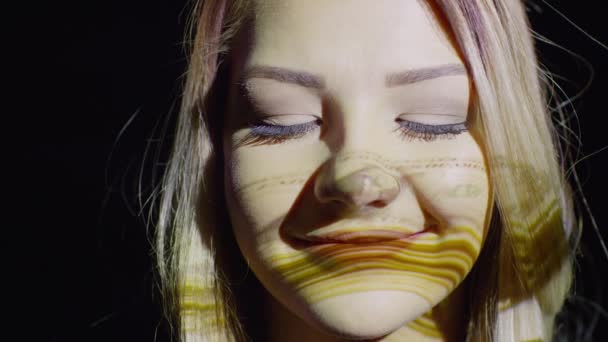 Projections of dollars on female face — Stock Video