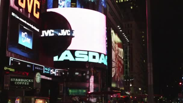 Neones y pantallas iluminadas — Vídeo de stock