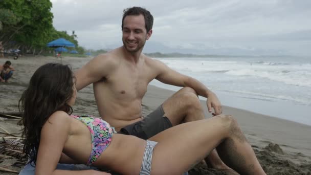 Pareja besándose en la playa — Vídeo de stock