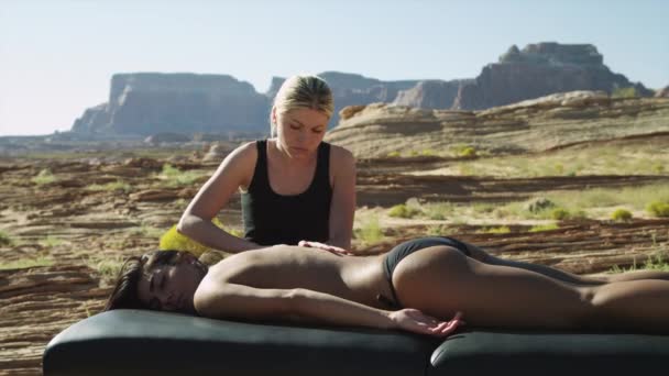 Mujer joven teniendo masaje de espalda — Vídeos de Stock