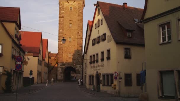 Gebäude und Stadttor in der Altstadt — Stockvideo