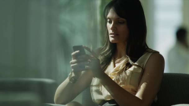 Обмін текстовими повідомленнями бізнес-леді на мобільному телефоні — стокове відео