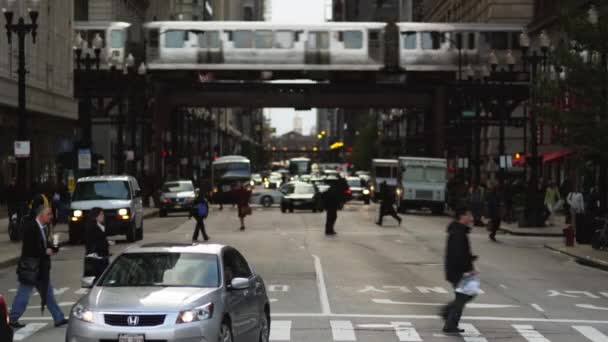 Ruchliwym skrzyżowaniu ulic w Chicago — Wideo stockowe