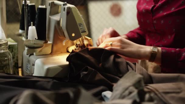 İş yerinde genç kadın moda tasarımcısı — Stok video