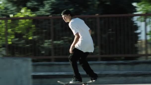 Skateboardista klouzací zábradlí — Stock video