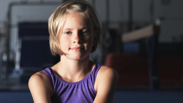 Meisje dragen leotard in gym — Stockvideo