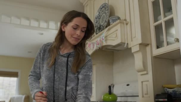 Žena úklid kuchyně dno — Stock video