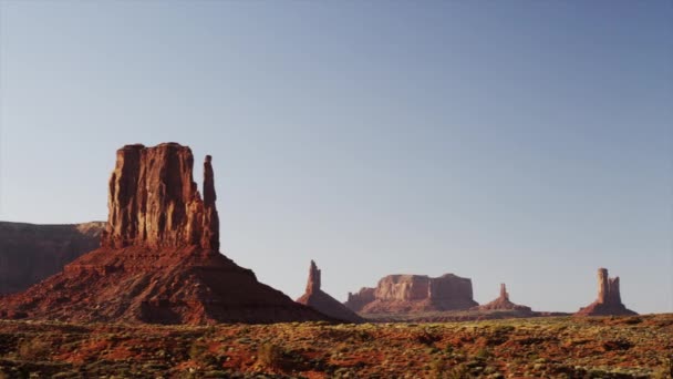 Klippformationer i Monument Valley — Stockvideo