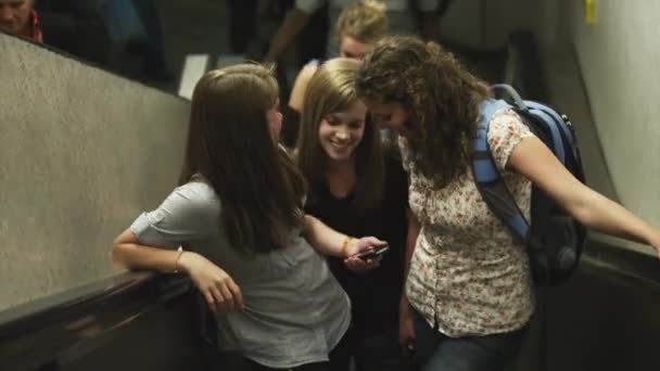 Junge Frauen auf Rolltreppe — Stockvideo