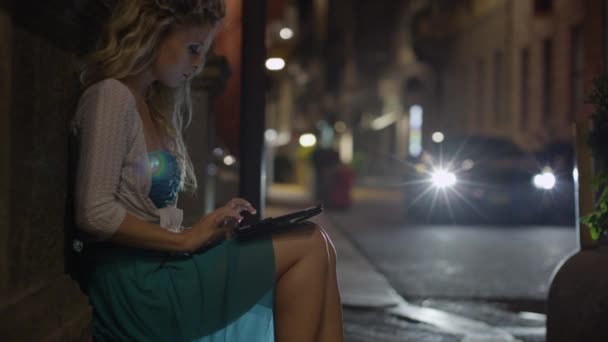 Γυναίκα πληκτρολογώντας σε ψηφιακή δισκίο — Αρχείο Βίντεο