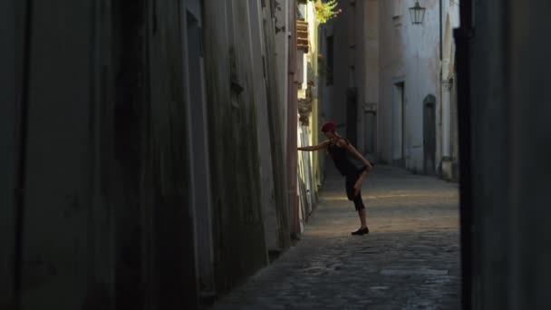 Mulher se alongando no beco da cidade velha — Vídeo de Stock