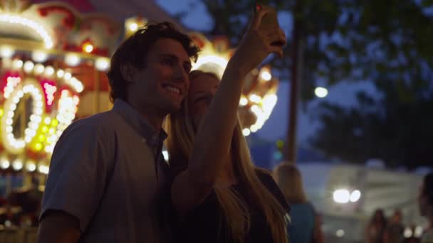 Paar macht Selfie beim Karneval — Stockvideo