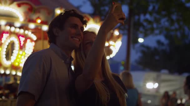 Pareja tomando selfie en el carnaval — Vídeos de Stock