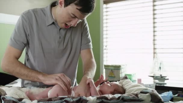 Padre cambiando pañales de niño — Vídeos de Stock