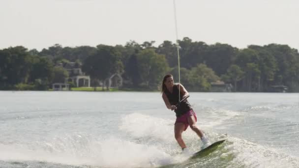 Kvinna hoppa på wakeboard — Stockvideo