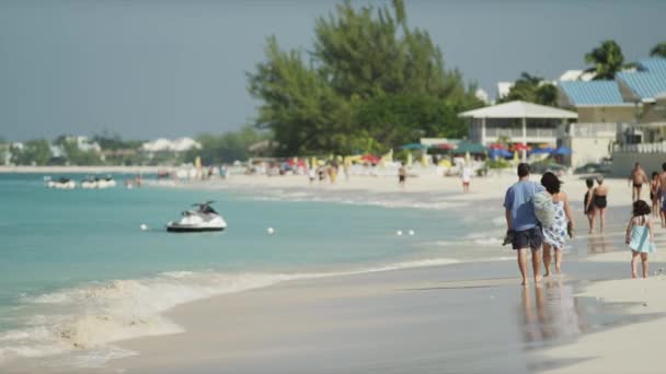 Gente en la playa tropical — Vídeo de stock