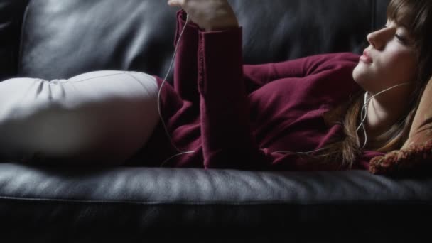 Mujer mensajes de texto en el sofá — Vídeos de Stock