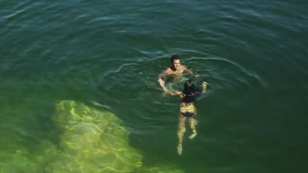Paar schwimmt im See — Stockvideo