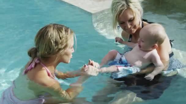 Adultes jouant avec bébé garçon dans la piscine — Video