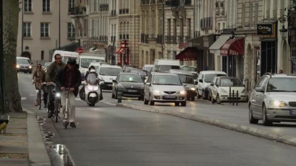 Tráfico en la calle de la ciudad — Vídeos de Stock