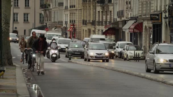 Şehir sokak üzerinde trafik — Stok video