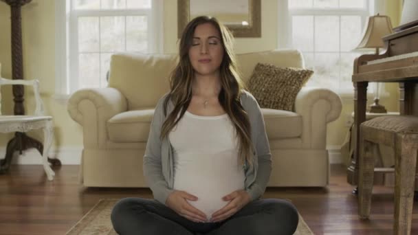 Mãe grávida meditando na sala de estar — Vídeo de Stock