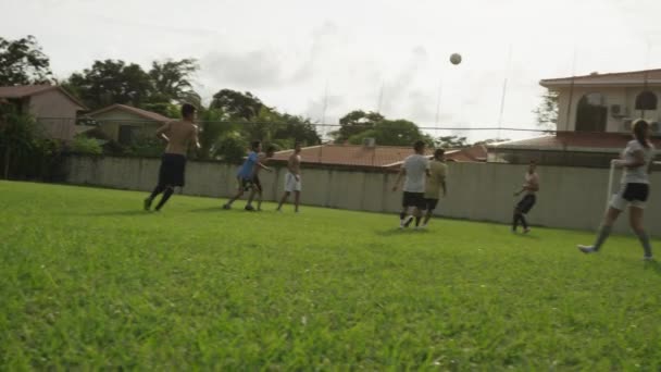 Equipos de fútbol jugando en el campo — Vídeo de stock