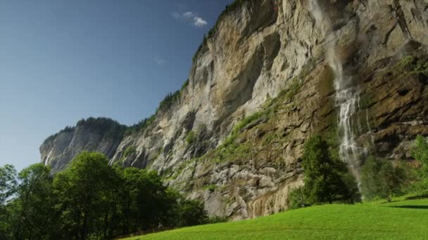 Beautiful cliff and waterfall — Stock Video