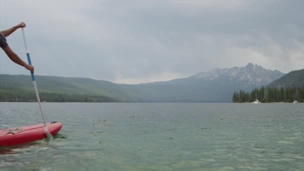 Hombre paddle boarding en el lago — Vídeos de Stock