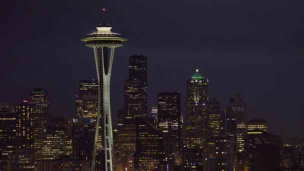 Skyline met Space Needle nachts — Stockvideo