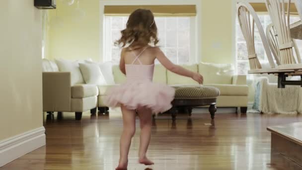 Menina dançando em traje de bailarina — Vídeo de Stock