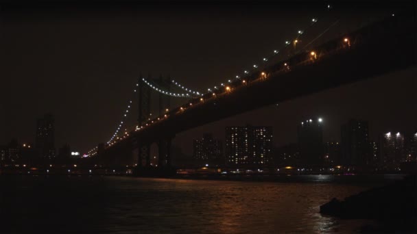 Geceleri aydınlatılan Manhattan Köprüsü — Stok video