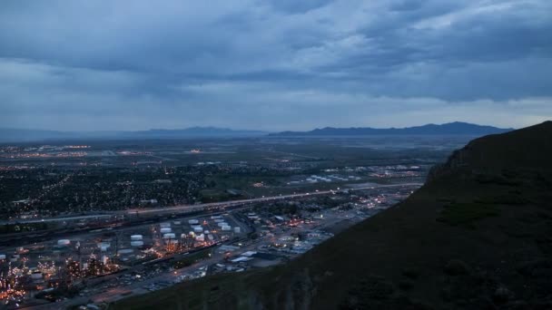 Paisaje urbano por la noche con cielo nublado — Vídeo de stock