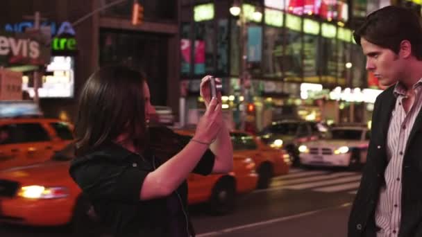 Ζευγάρι λήψη φωτογραφιών στην Times Square — Αρχείο Βίντεο