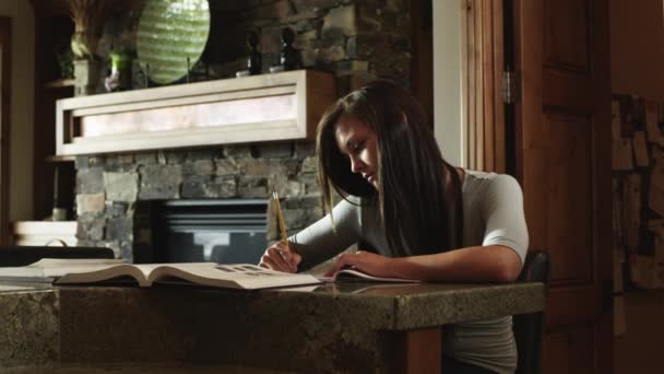 Chica haciendo la tarea en casa — Vídeos de Stock