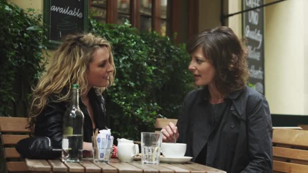 İki kadın Café'de söz — Stok video