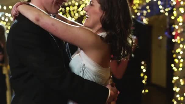 Пары танцуют на выпускном — стоковое видео