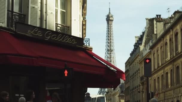 Mujer cruzando calle cerca de Torre Eiffel — Vídeos de Stock