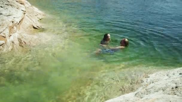 Couple nageant dans le lac Powell — Video